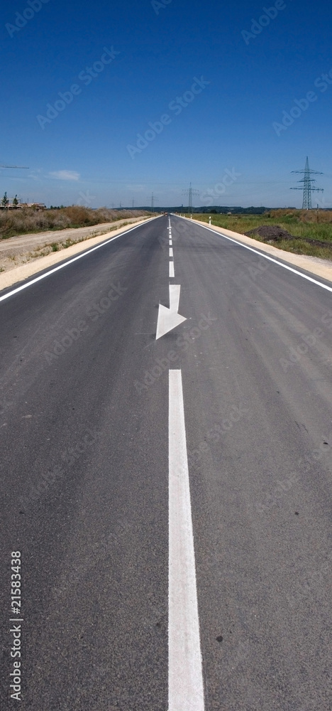Fototapeta premium leere gerade Landstrasse