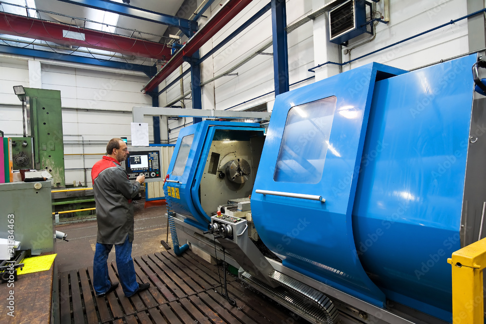 Obraz premium Older workers in the metal industry with CNC milling machine.