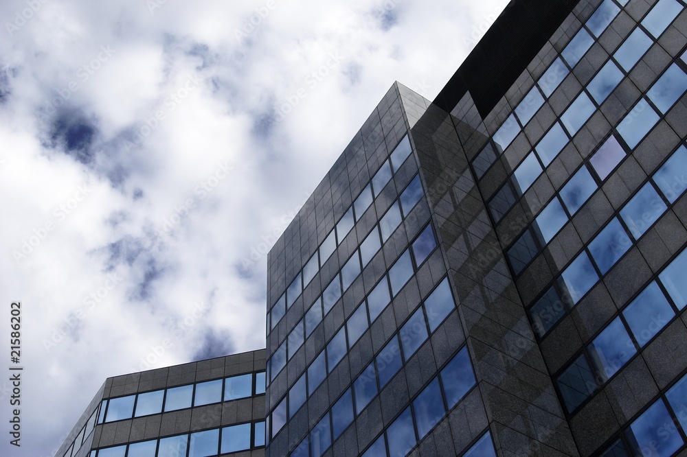 Bürogebäude unter bewölktem Himmel Bürogebäude unter bewölktem Himmel