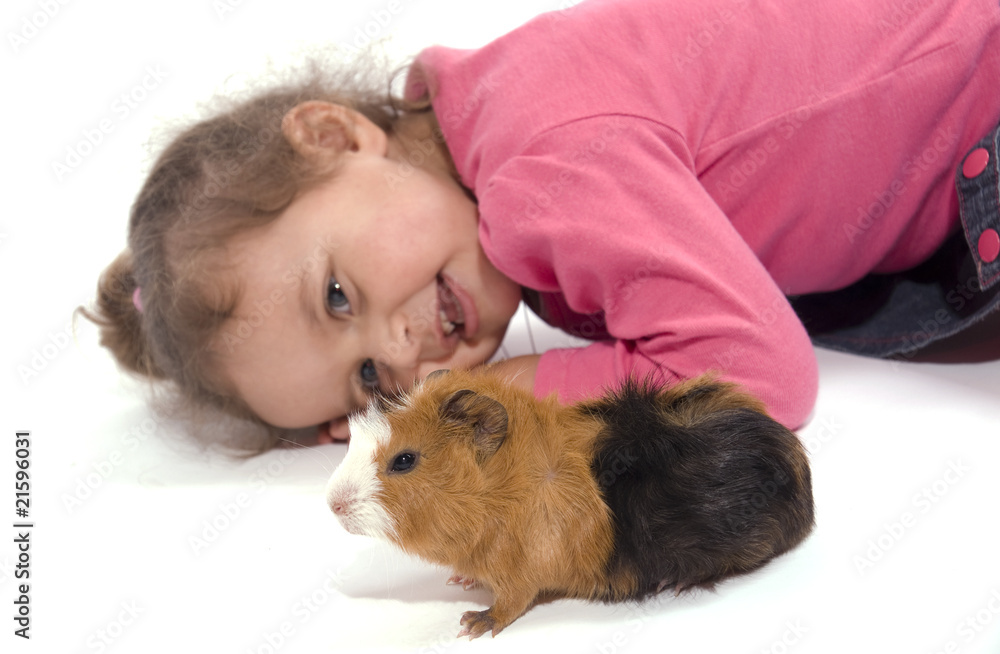 petite fille souriante et son animal de compagnie petite fille souriante et son animal de compagnie