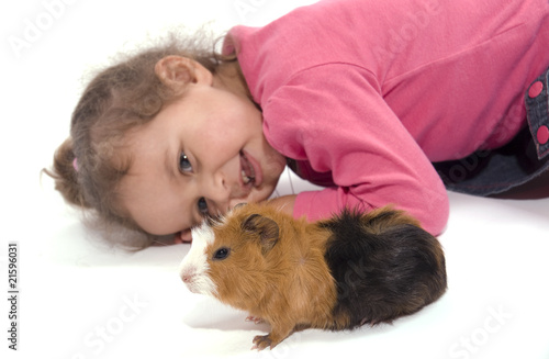 petite fille souriante et son animal de compagnie © Magalice