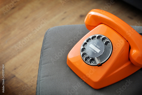 Oranges Telefon mit Wählscheibe