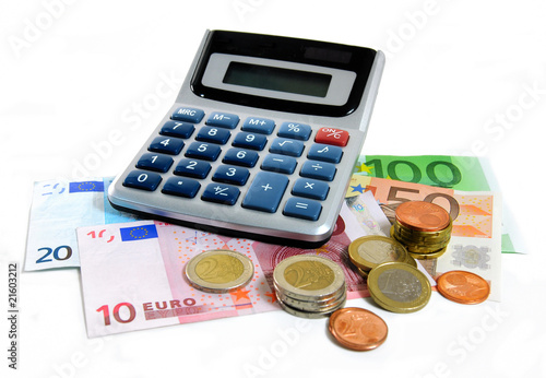 Euro Geldscheine mit Münzen und Taschenrechner