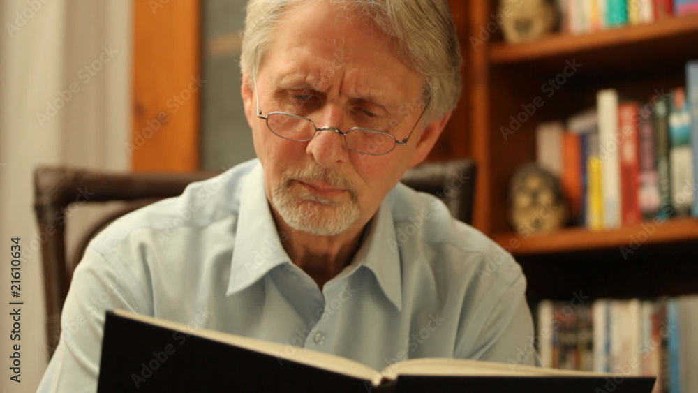 Alter Mann liest ein Buch Alter Mann liest ein Buch