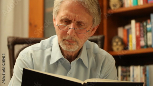 Alter Mann liest ein Buch