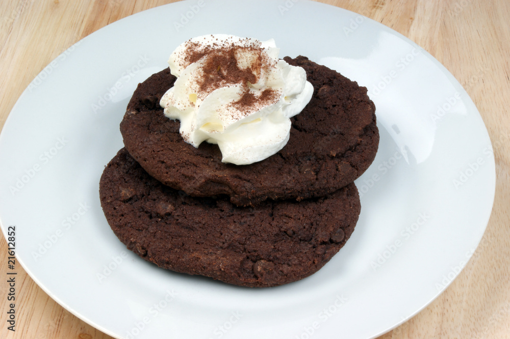 selbst gebackener Schokoladenkeks mit Sahne selbst gebackener Schokoladenkeks mit Sahne