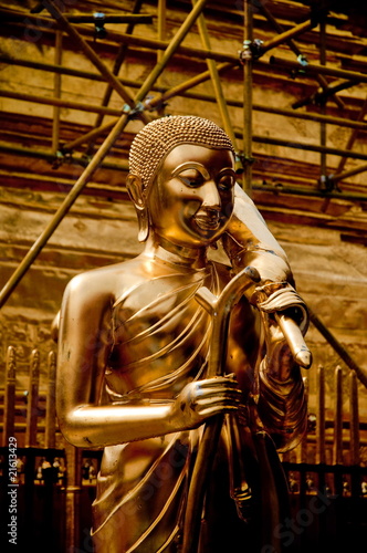 golden buddha statue photo