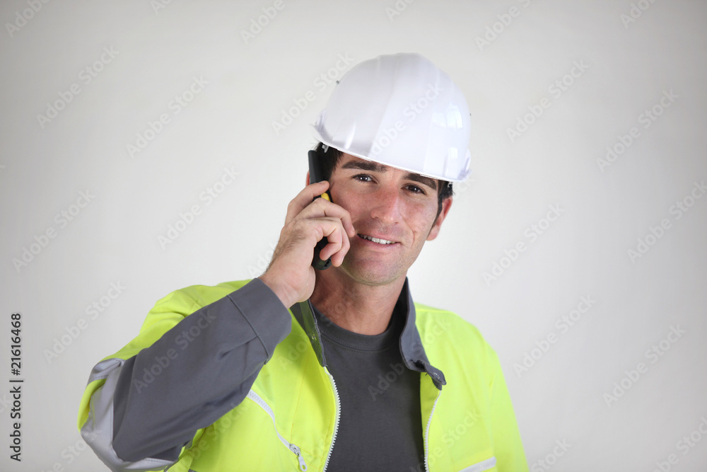 Portrait d'un ouvrier avec un casque de chantier Portrait d'un ouvrier avec un casque de chantier