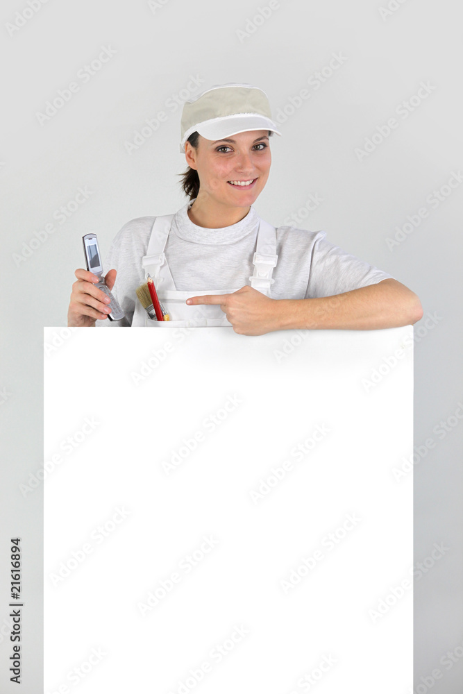 Femme peintre pointant du doigt un téléphone portable Femme peintre pointant du doigt un téléphone portable