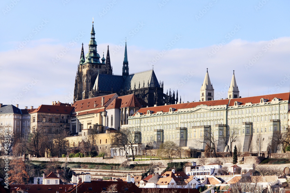 Fototapeta premium Śnieżny praski zamek gotycki nad rzeką Wełtawą