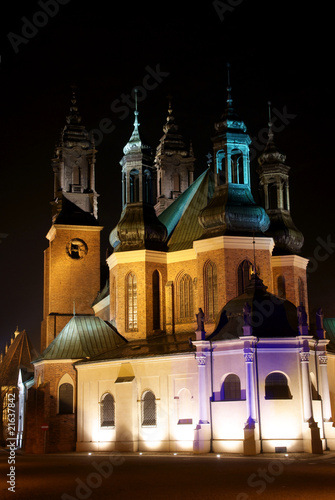 katedra w nocy
