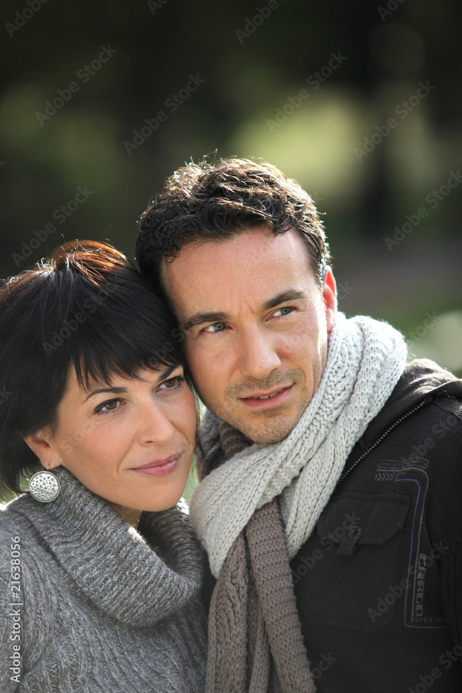 Portrait d'un jeune couple souriant à la campagne Portrait d'un jeune couple souriant à la campagne