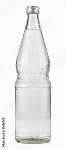 Mineralwasser,Glasflasche isoliert mit Pfad