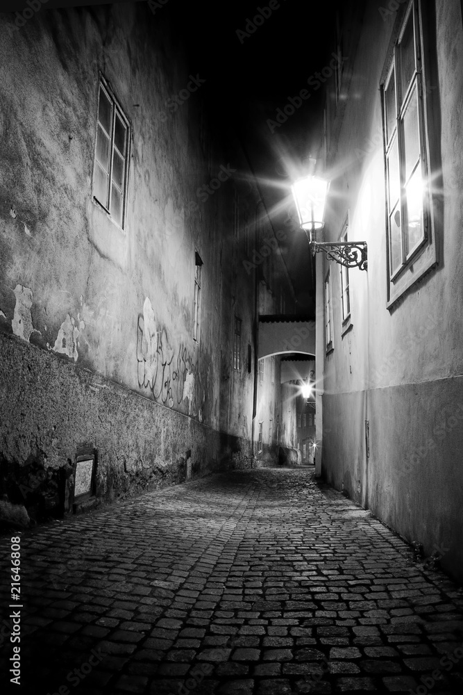 Obraz premium mysterious narrow alley