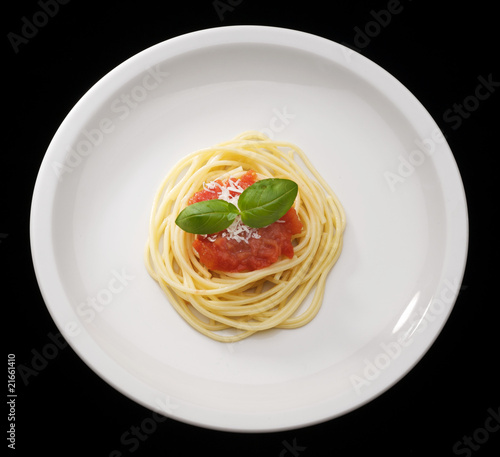 piatto di spaghetti al pomodoro
