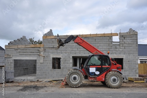 Manitou devant maison photo