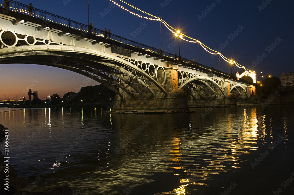 Puente de Triana en Sevilla de noche