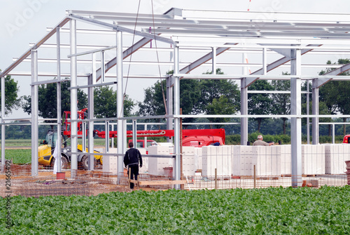 Aufbau einer Stahlhalle im Gewerbegebiet