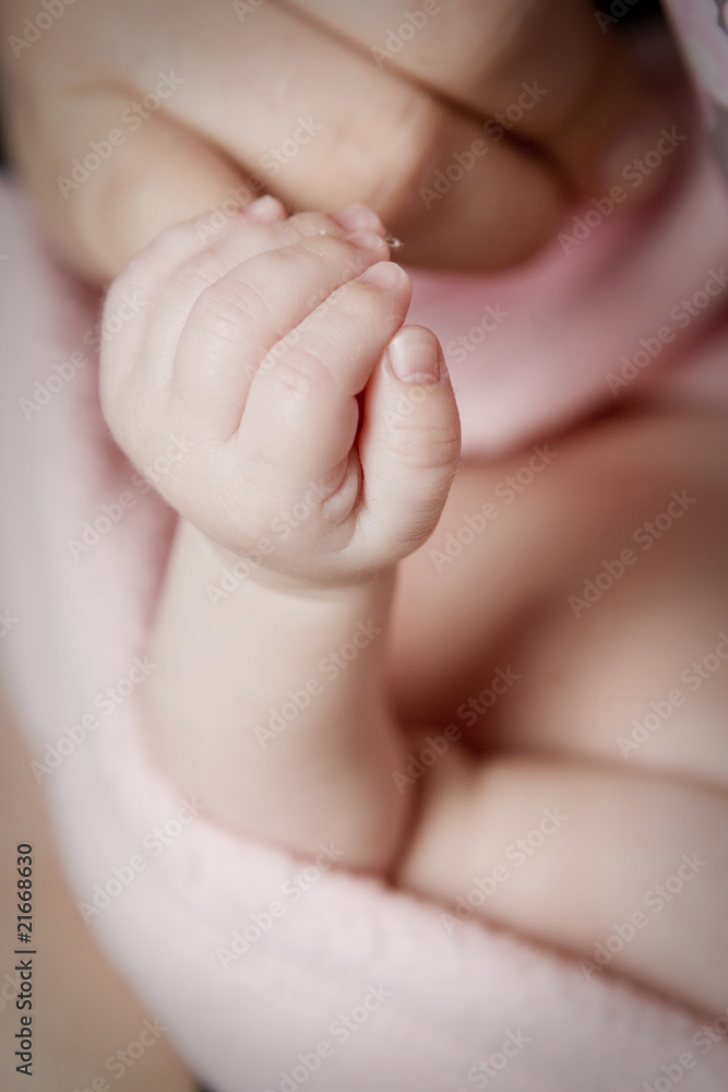 La petit main de bébé de 14 jours