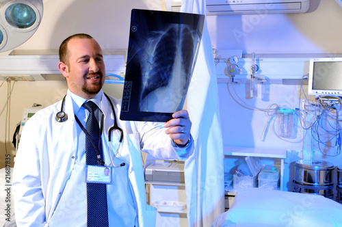 Foto Medical doctor looking at a chest roentgen