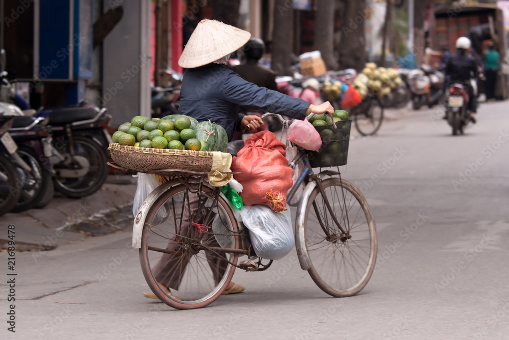 Straßenverkäuferin in Hanoi Vietnam - obrazy, fototapety, plakaty 