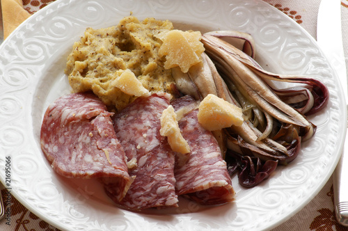 Antipasto di polenta formaggio grana soppressa e radicchio rosso