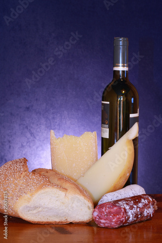 formaggi misti, salame piccante, pane e vino nero photo