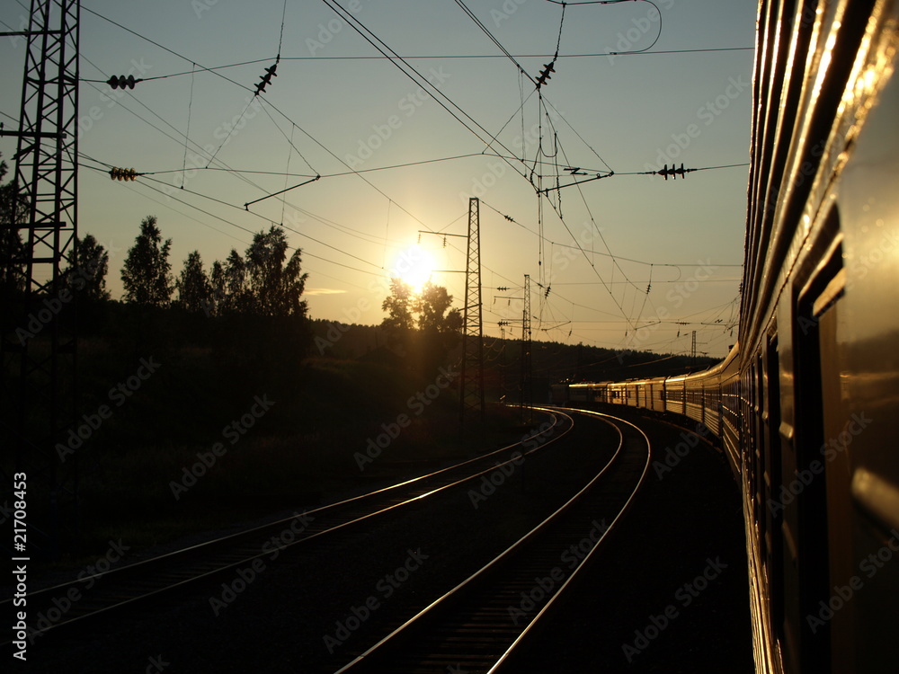 Transsibirische Eisenbahn bei Sonnenaufgang in der Taiga