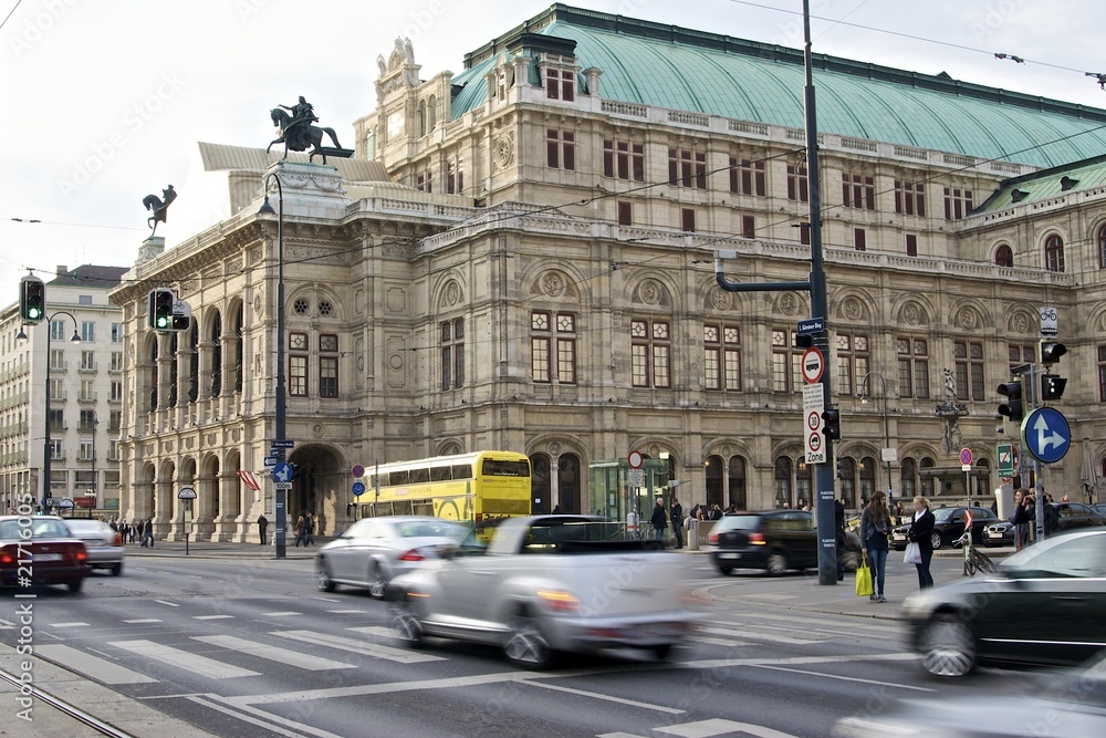 Nachmittagsverkehr vor der wiener Staatsoper