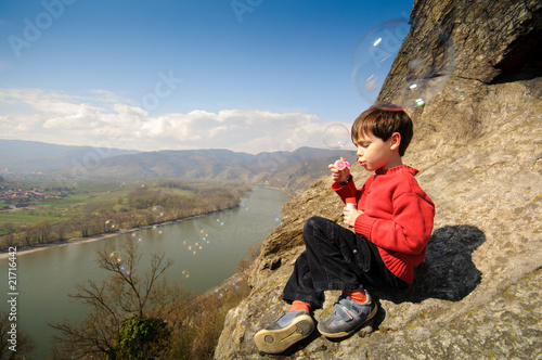 Kind bläst Seifenblasen ins Donautal