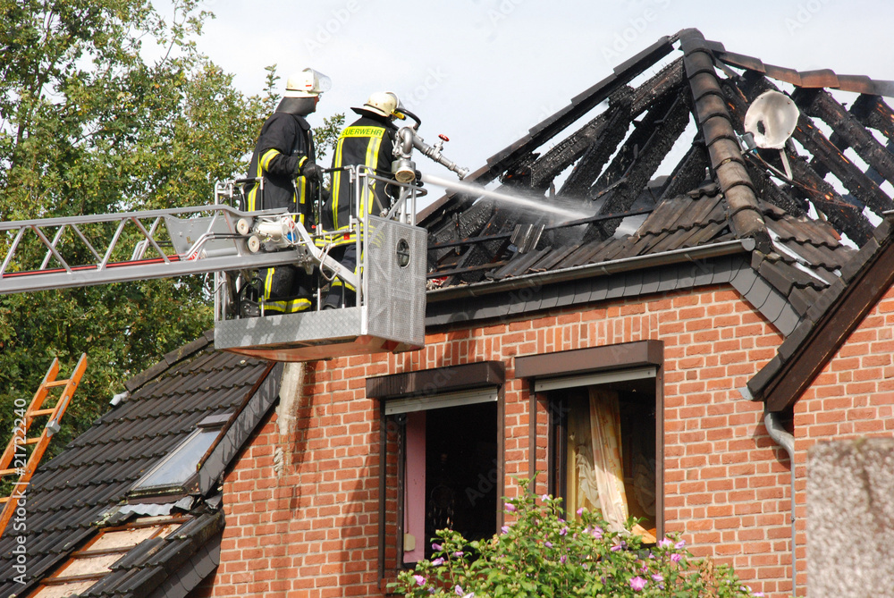 Fototapeta premium Dachstuhlbrand mit Drehleiter