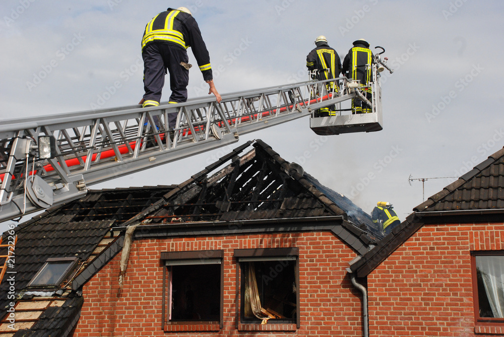 Naklejka premium Dachstuhlbrand mit Drehleiter