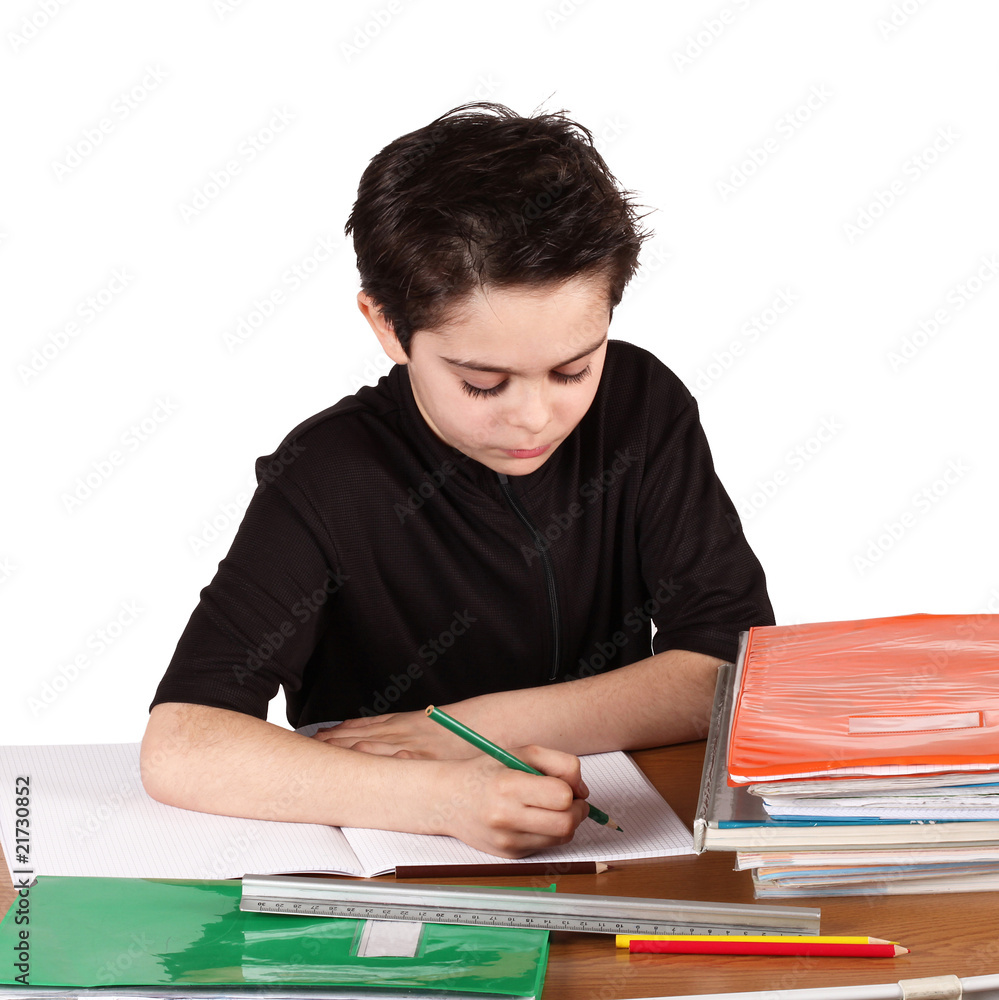 bambino che scrive i compiti a scuola bambino che scrive i compiti a scuola