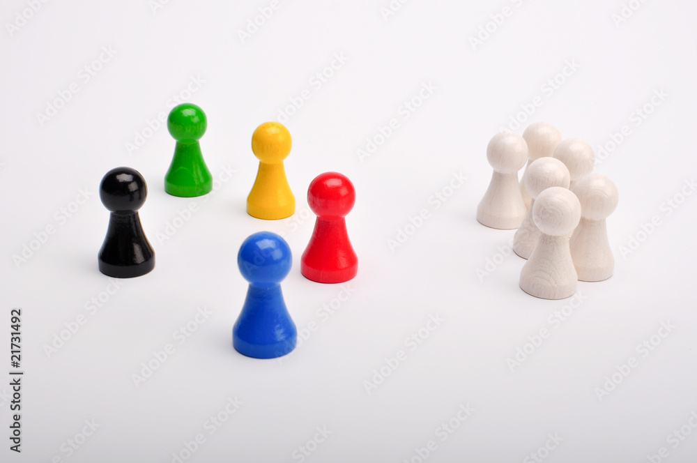 Farbige Figuren schützen schwarze Figur vor weissen Figuren