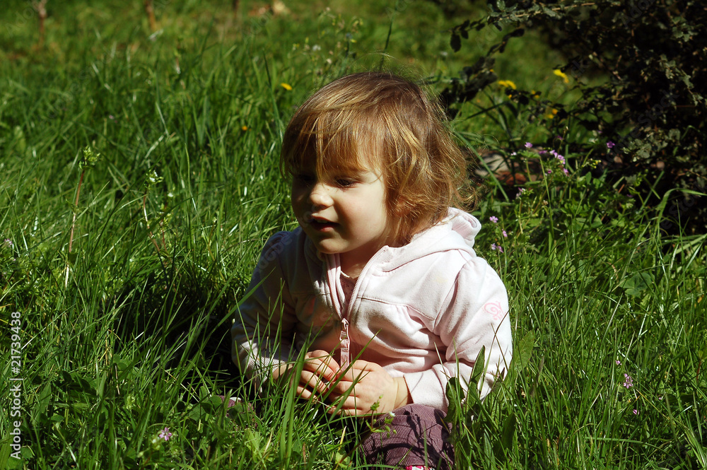 bimba nel prato