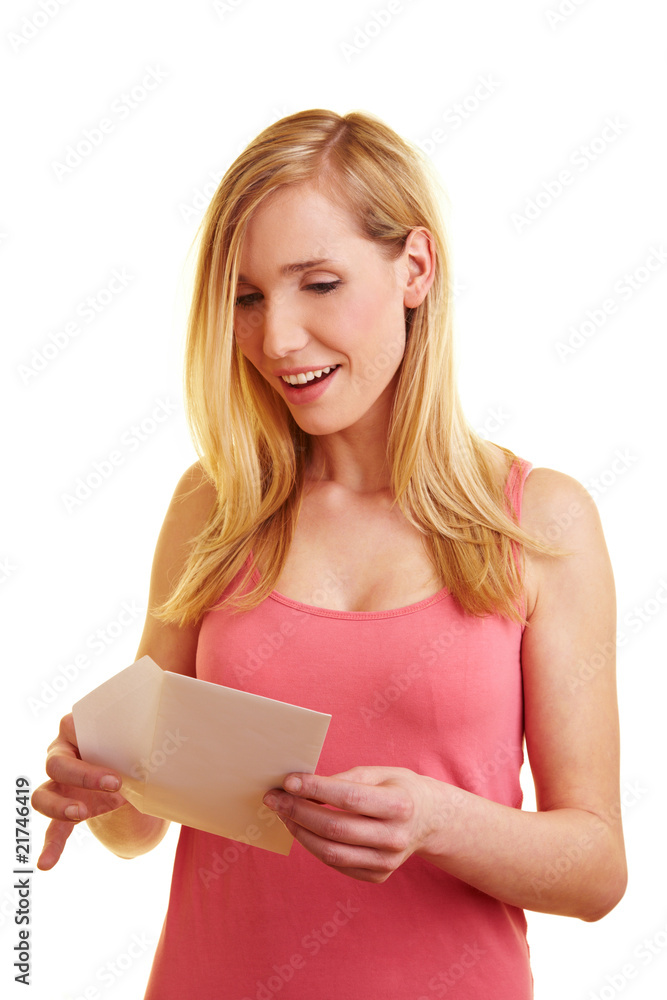 Blonde Frau öffnet Brief