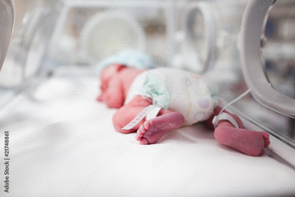 Newborn baby boy covered in vertix inside incubator - obrazy, fototapety, plakaty 