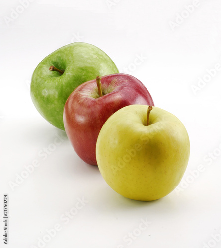 Tres manzanas frescas.