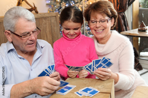 Photos Fillette jouant aux cartes avec ses grands-parents