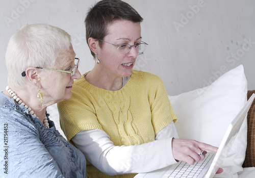 femme senior apprenant l'utilisation d'un ordinateur