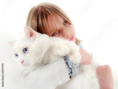 Fototapeta Naklejka Na Ścianę i Meble -  Moment de douceur - Enfant et chat blanc