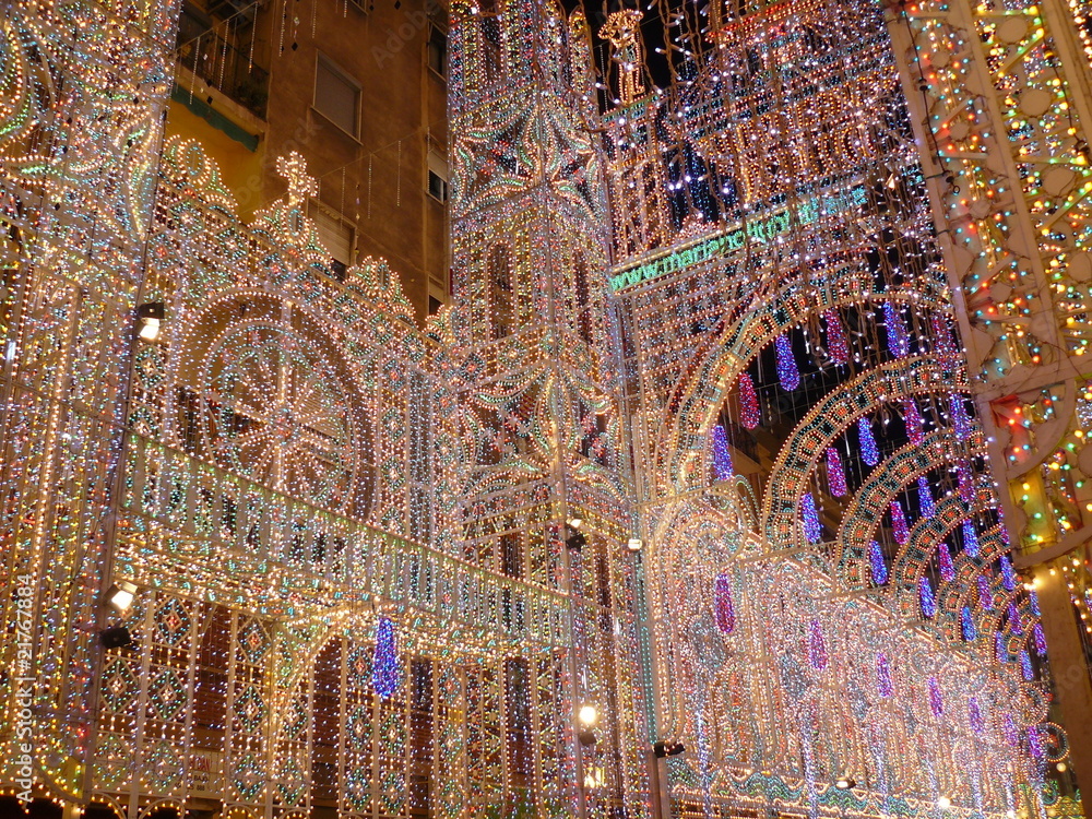 Obraz premium Calle de Valencia iluminada en fallas.