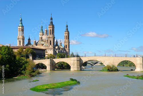 Fototapeta Ebro river and Cathedral of Virgen del Pilar
