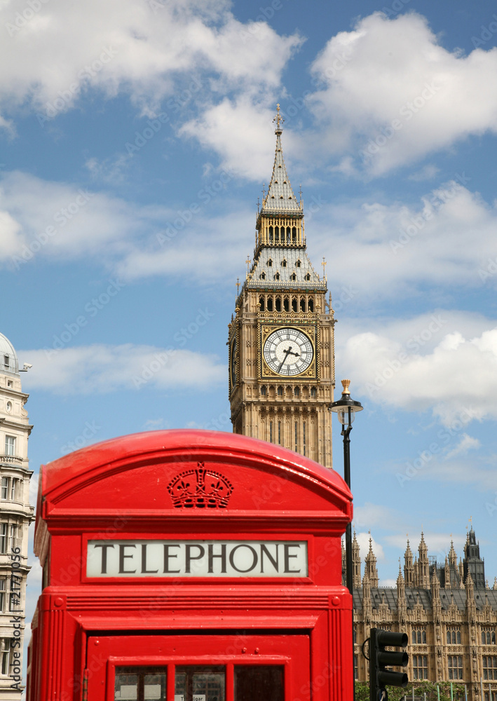 Obraz premium Big Ben and Old Fashioned Red London Phone Booth