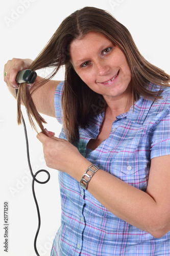 ragazza che si liscia i capelli