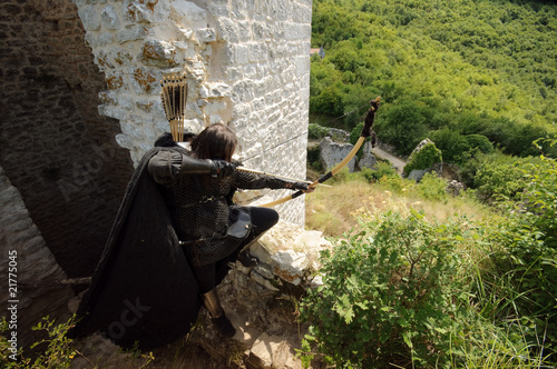 Bogenschütze Robin Hood zielt vom Burgturm