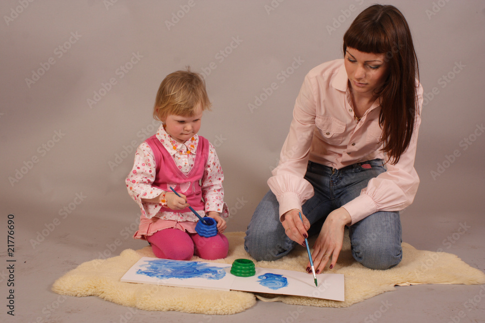 Fototapeta premium young mother with her daughter drawing