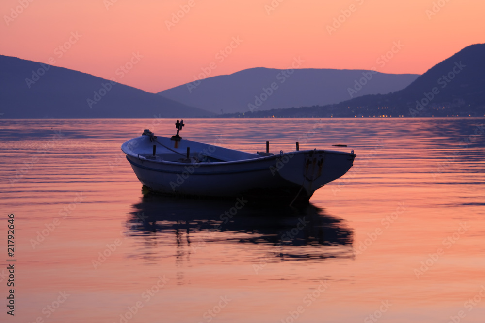 Fischerboot im Sonnenuntergang