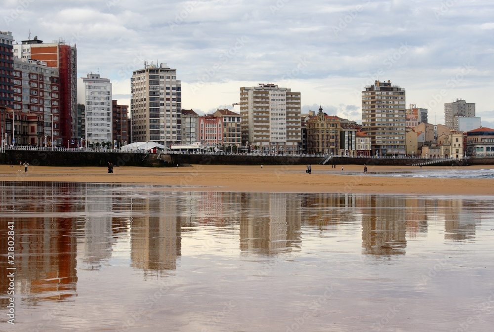 Playa de San Lorenzo en Gijón, Asturias