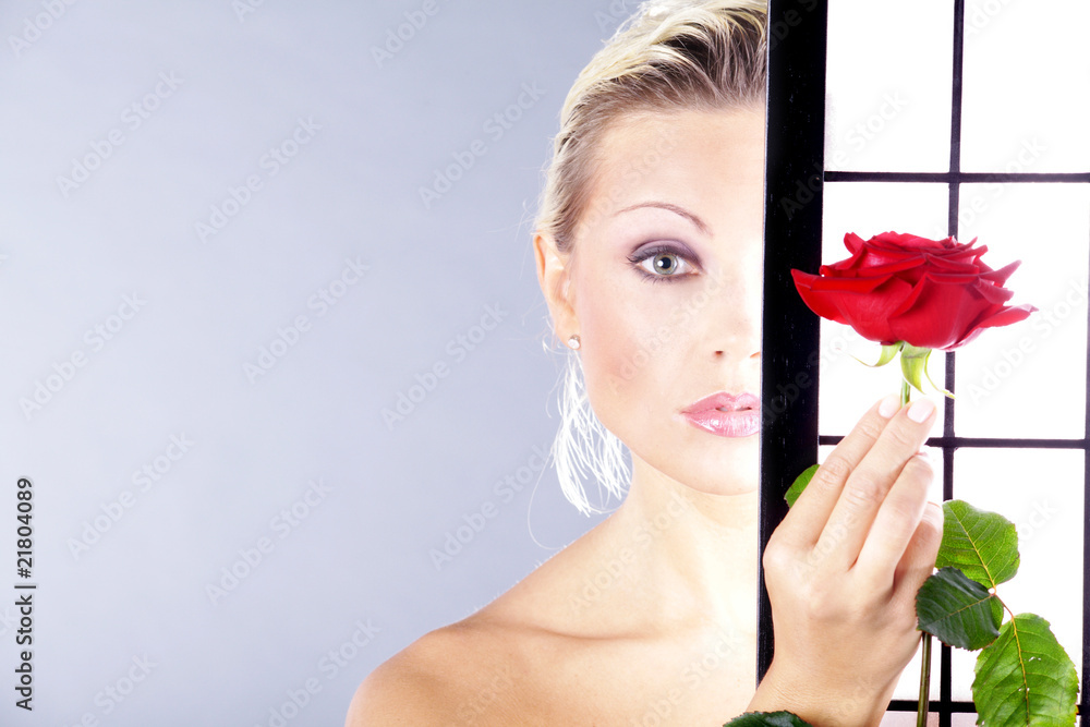 Fashion Model Gesicht Porträt mit roter Rose